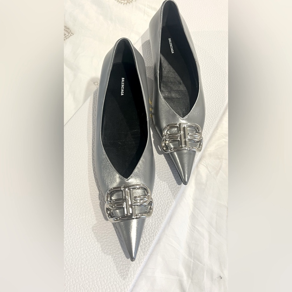 Balenciaga
Women's BB Medallion Leather Ballerina Flats Shoes , like new